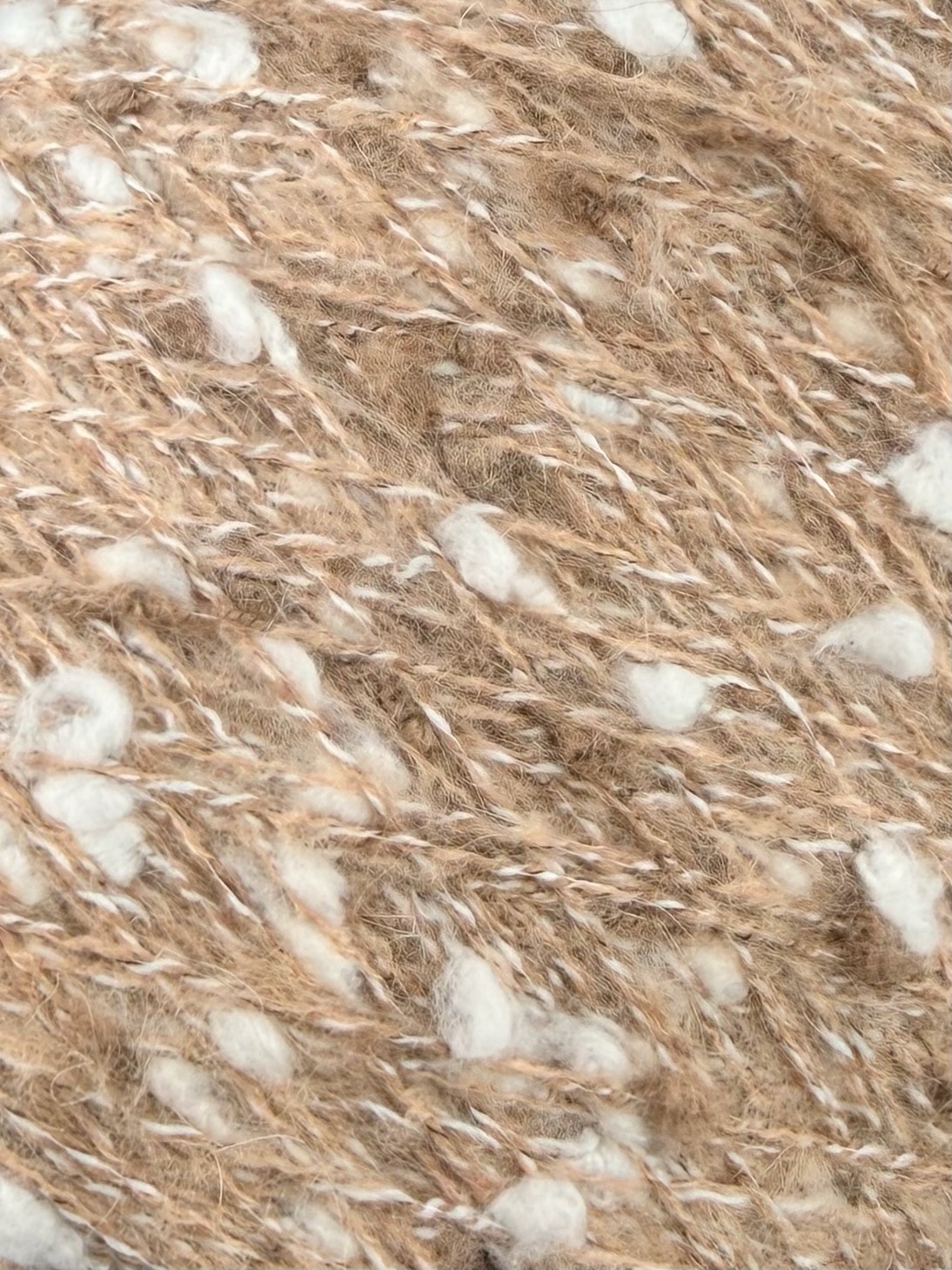 New Mill Fuego Nm 2500 – Fantasiegarn Bouclé mit Kaschmir, Wolle und Kid Mohair col. Kamelbeige mit Elfenbein
